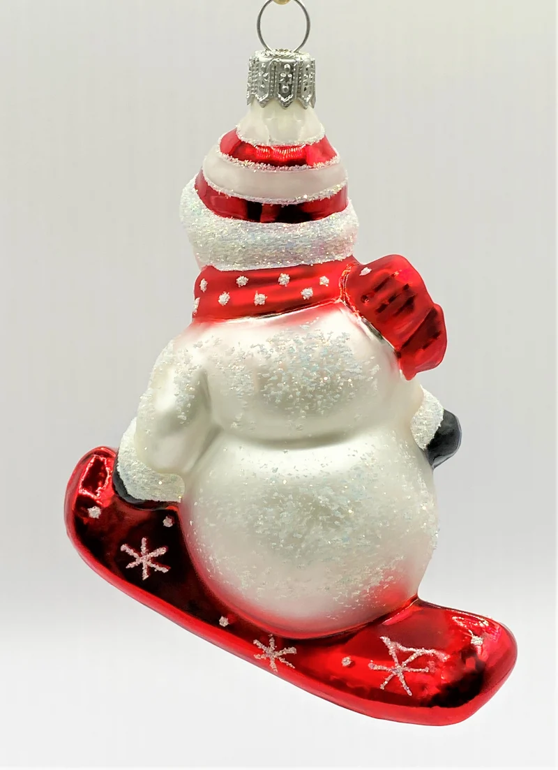 Schneemann auf Snowboard