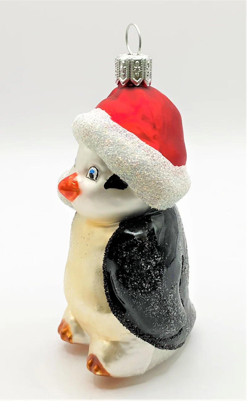Pinguin mit roter Pudelmütze