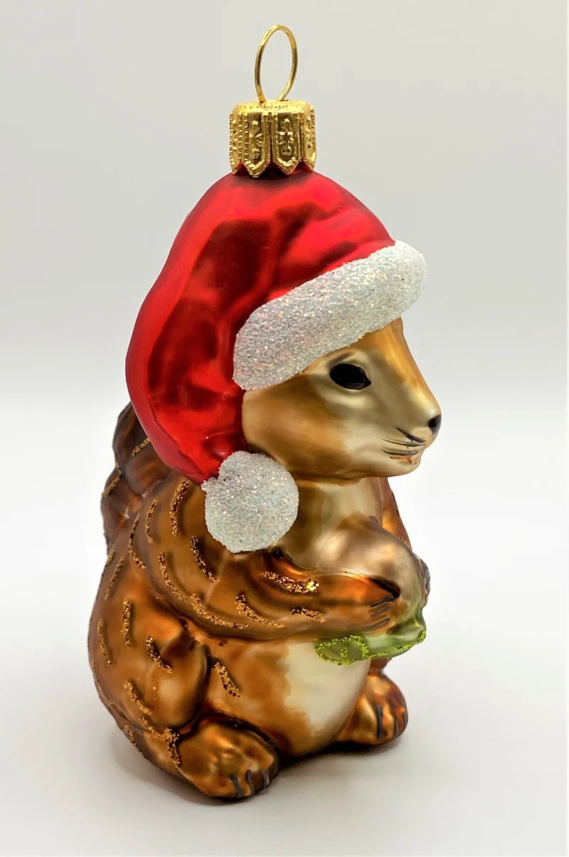 Süsses Eichhörnchen mit roter Mütze