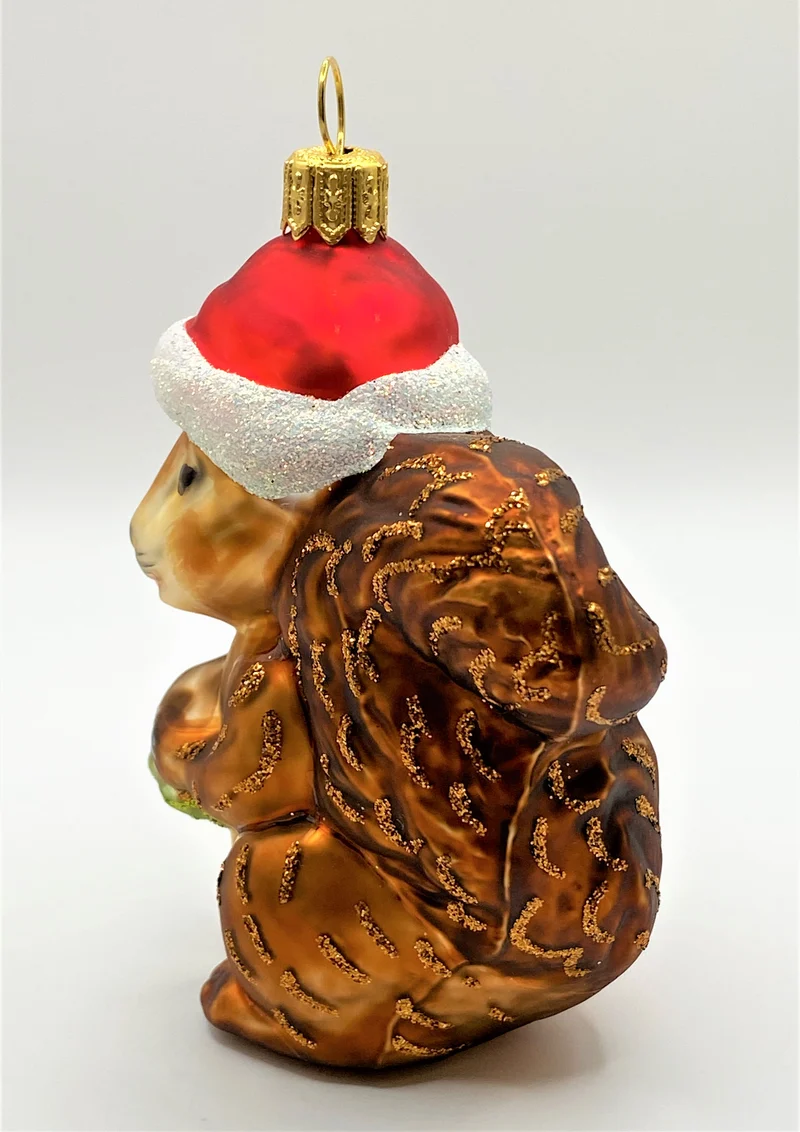 Süsses Eichhörnchen mit roter Mütze