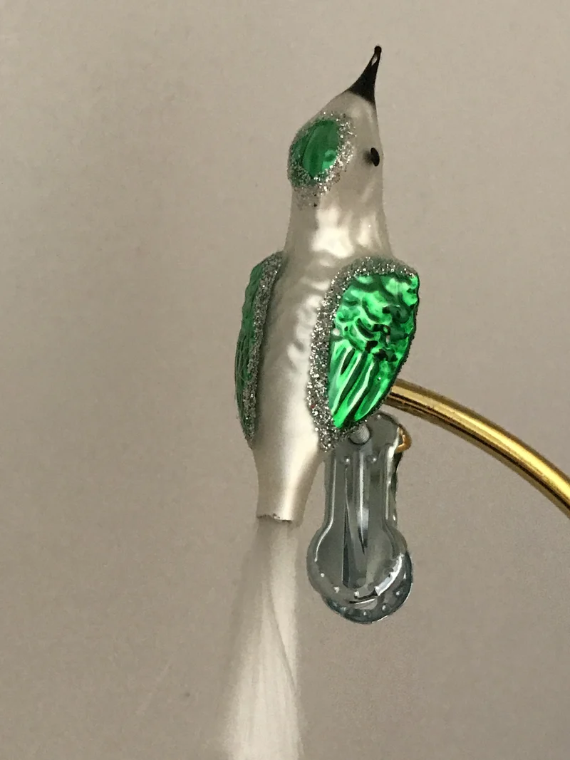 Weisses Vögelchen mit grünen Flügeln