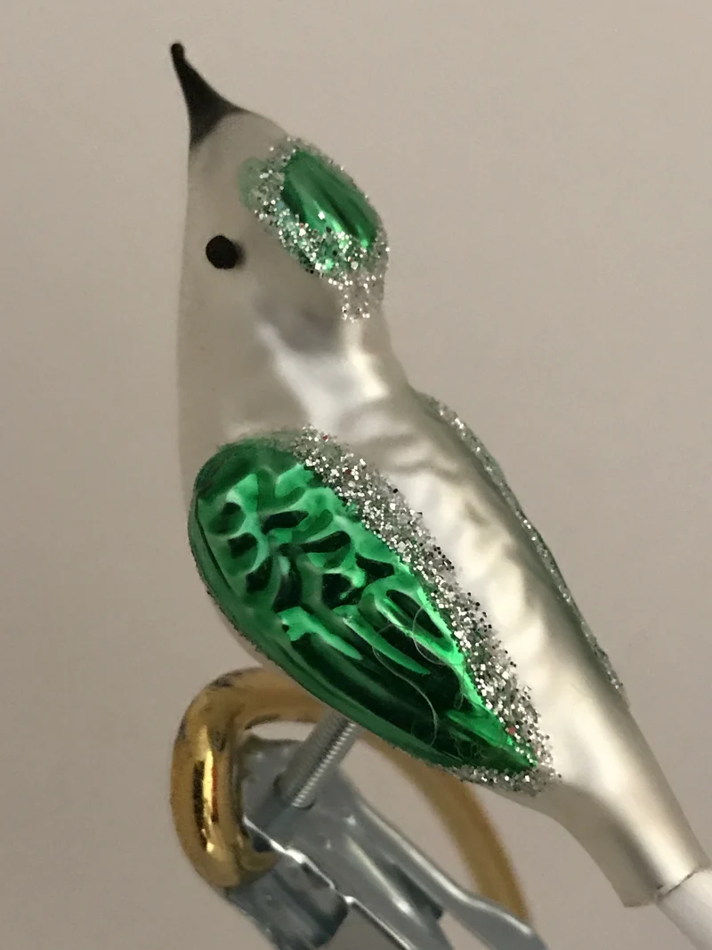 Weisses Vögelchen mit grünen Flügeln