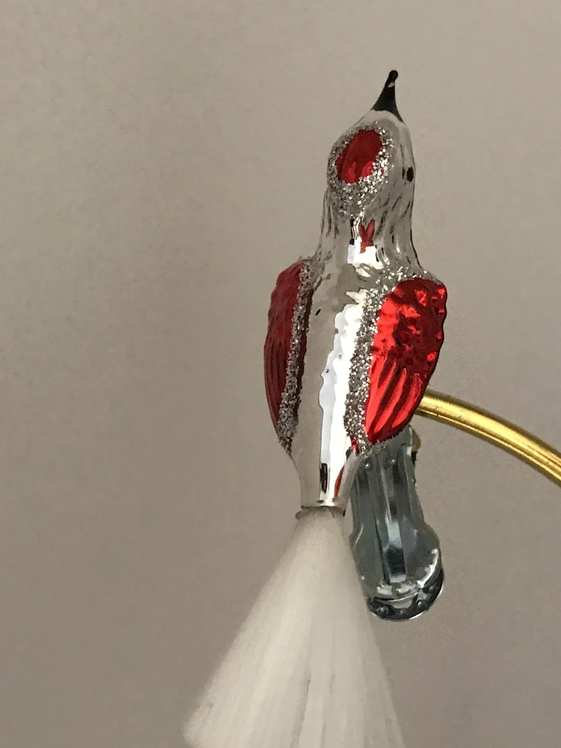Silbernes Vögelchen mit roten Flügeln, fiberglas