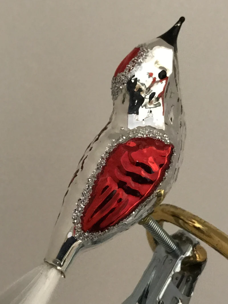 Silbernes Vögelchen mit roten Flügeln, fiberglas