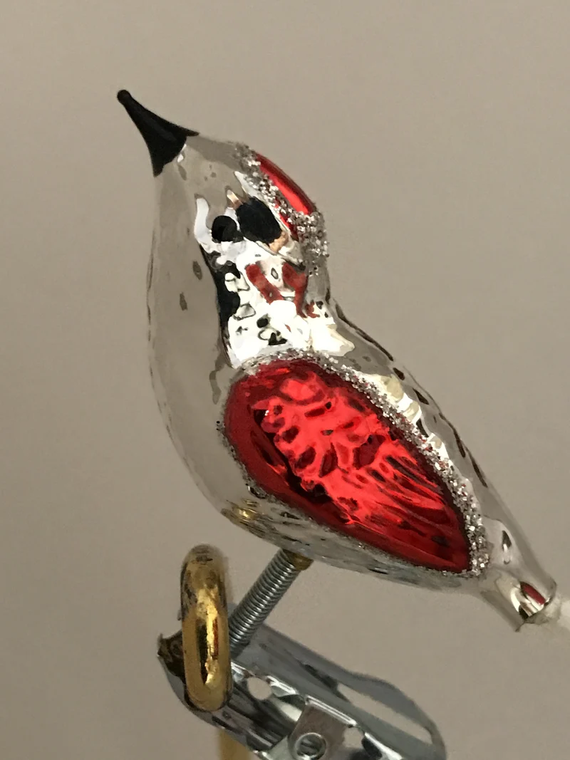 Silbernes Vögelchen mit roten Flügeln, fiberglas