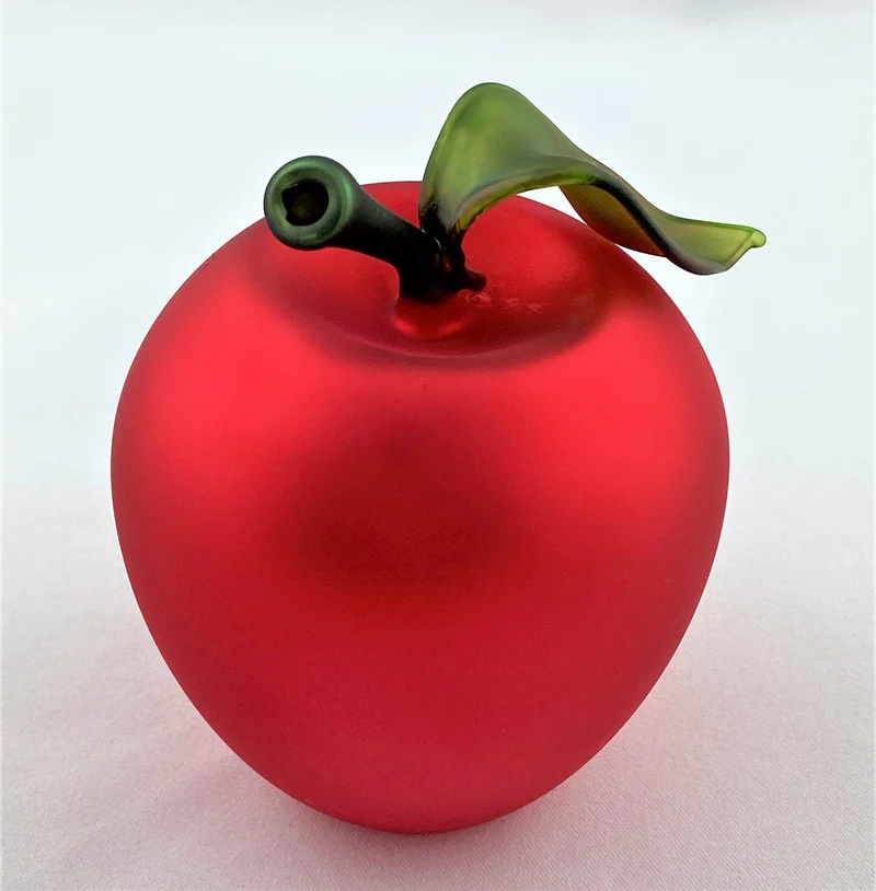 Roter Apfel mit Blatt