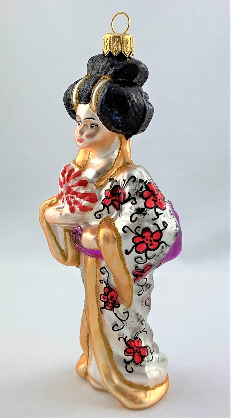 Japanische Geisha in weissem Gewand