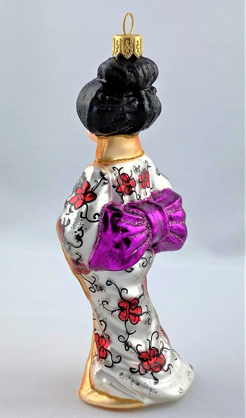 Japanische Geisha in weissem Gewand
