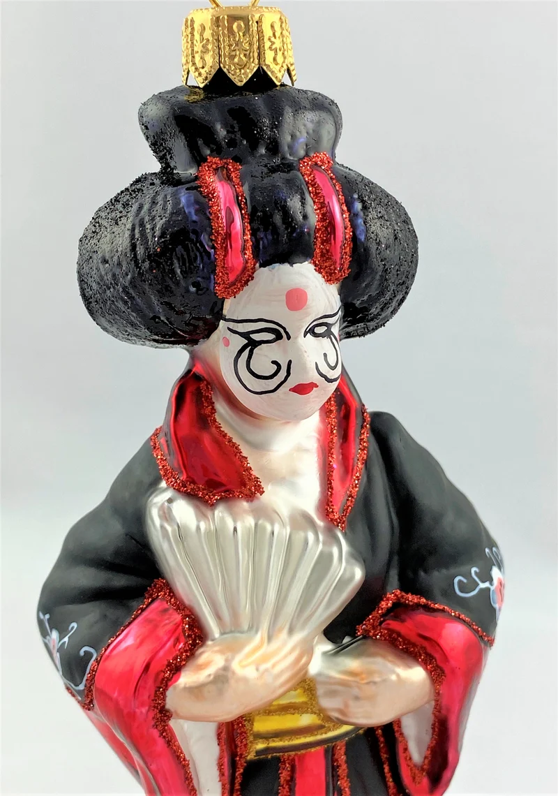 Japanische Geisha in rotschwarzem Gewand