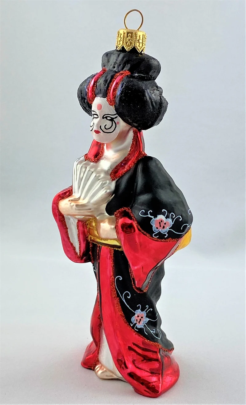 Japanische Geisha in rotschwarzem Gewand