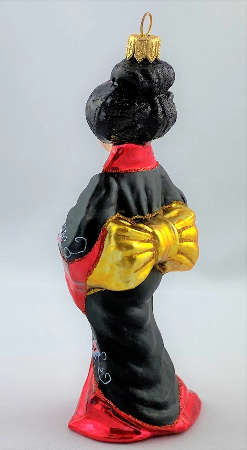 Japanische Geisha in rotschwarzem Gewand