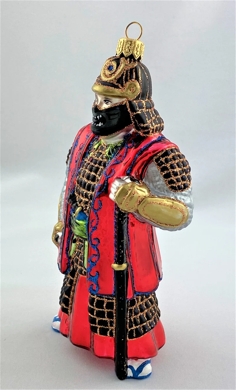 Japanischer Samurai Krieger in rotem Gewand