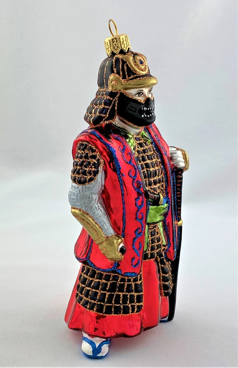 Japanischer Samurai Krieger in rotem Gewand