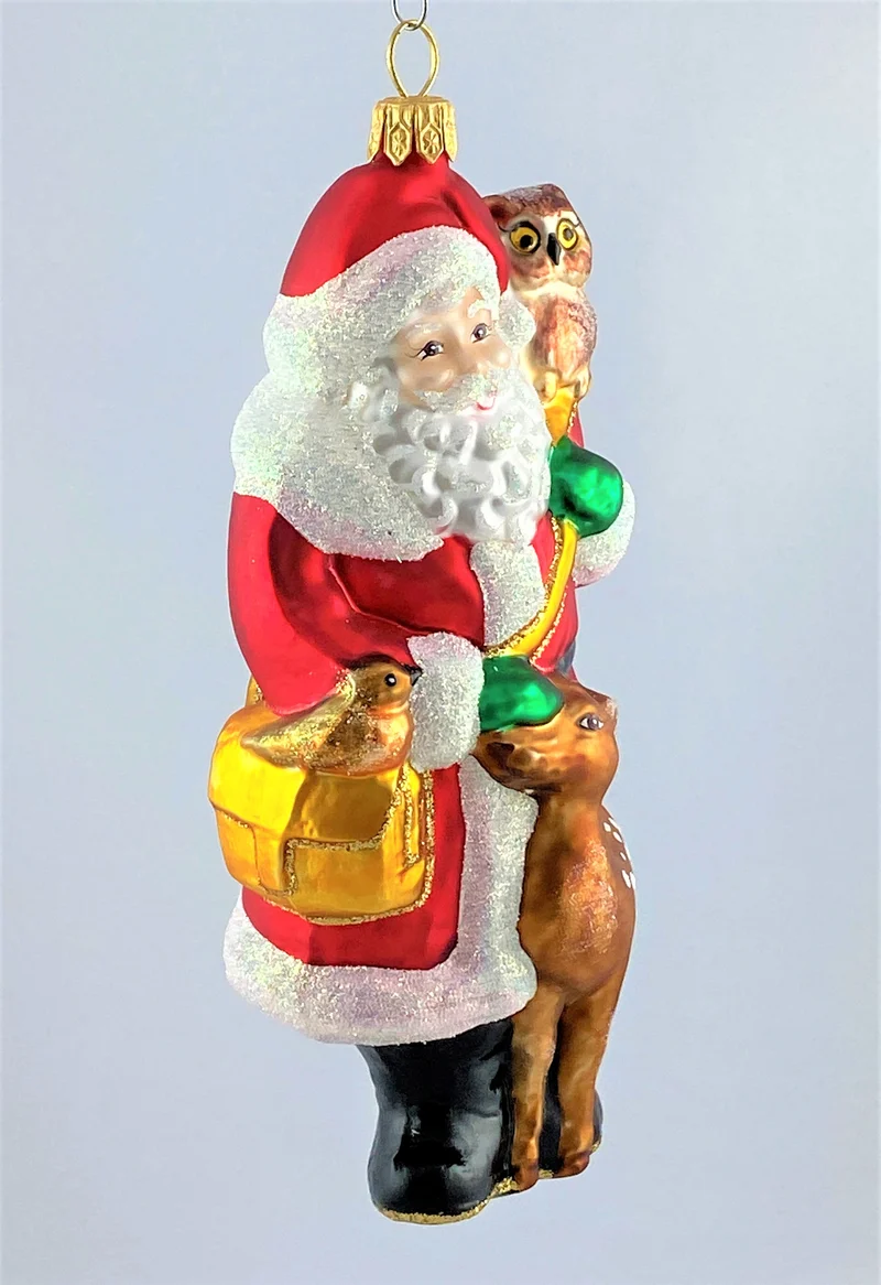 Weihnachtsmann feiert mit den Tieren im Wald