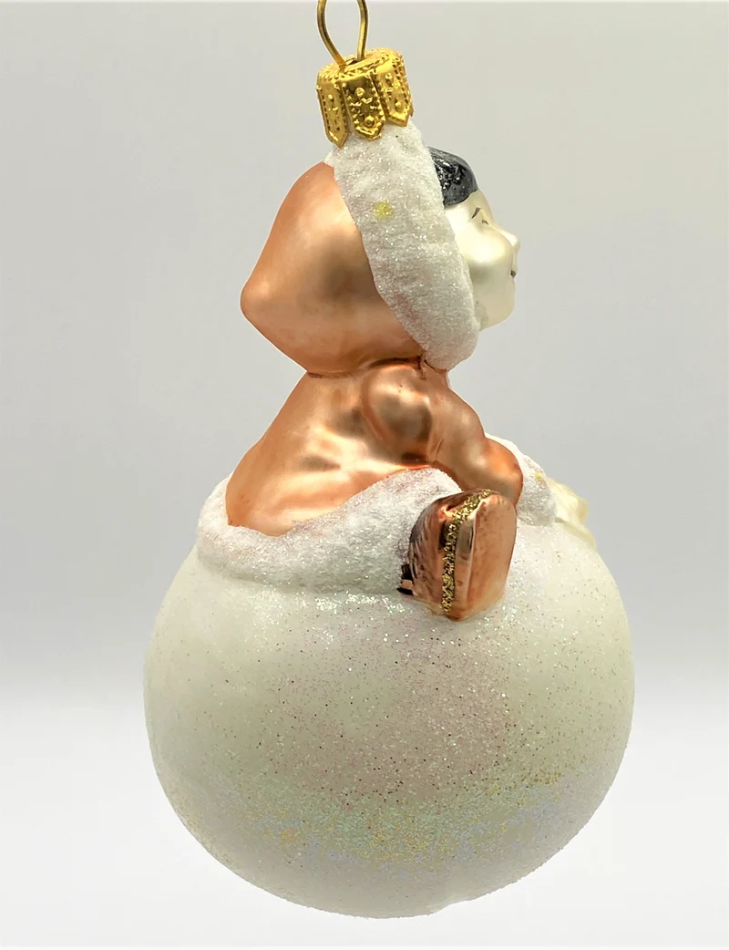 Inuit Junge turnt auf einem Schneeball