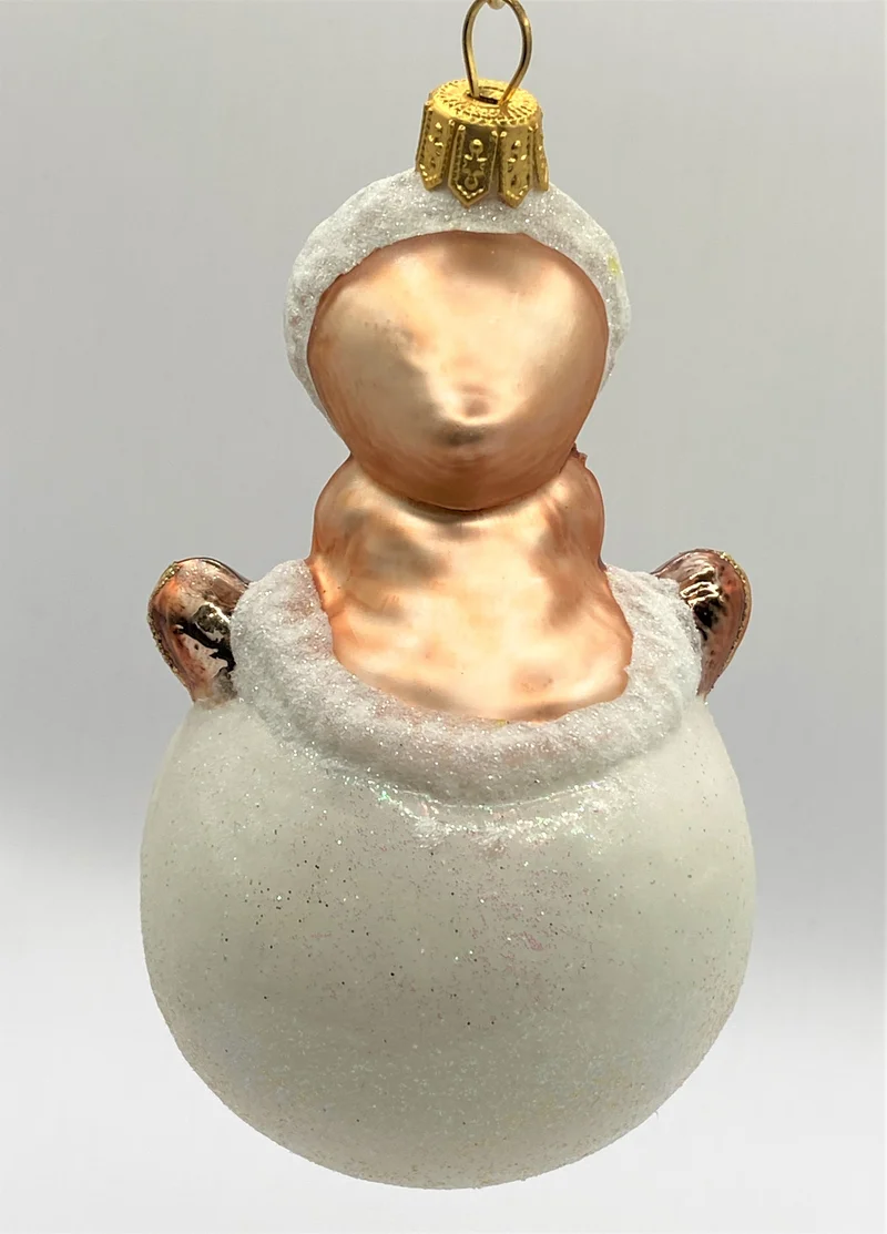 Inuit Junge turnt auf einem Schneeball