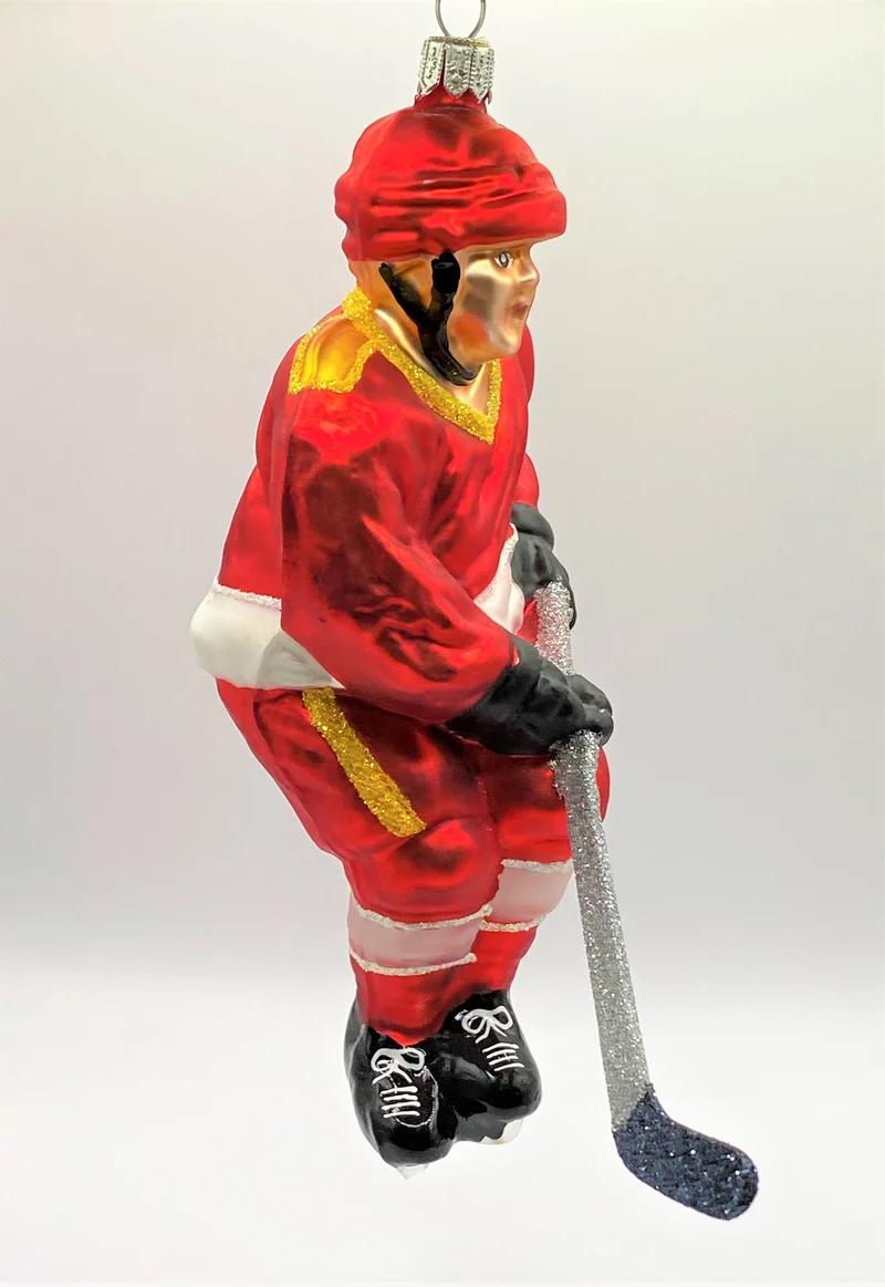 Schweizer Eishockey Spieler in rotem Trikot mit weissen Streifen
