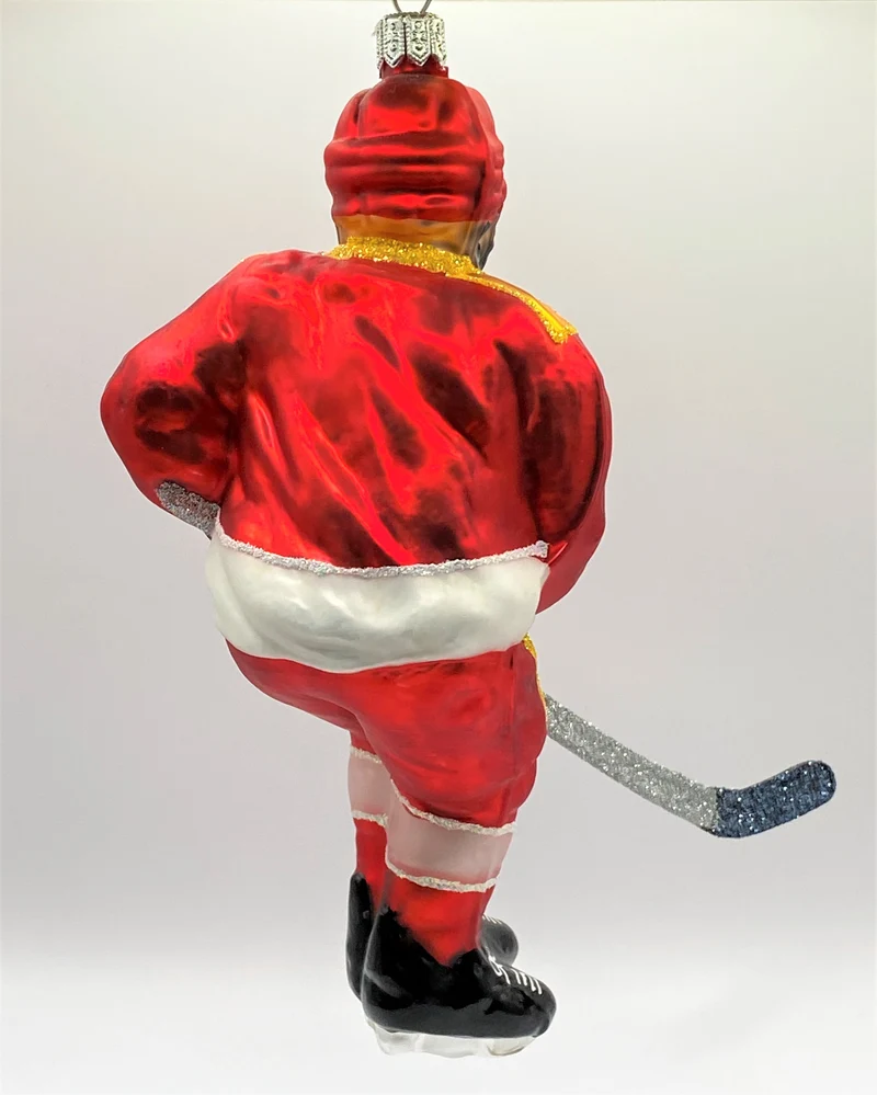 Schweizer Eishockey Spieler in rotem Trikot mit weissen Streifen