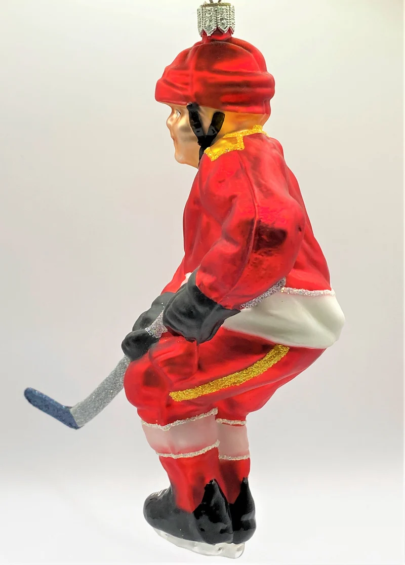 Schweizer Eishockey Spieler in rotem Trikot mit weissen Streifen