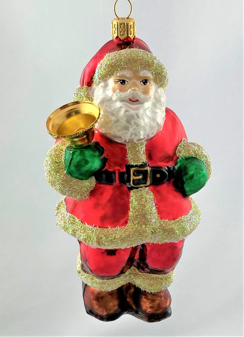 Weihnachtsmann ruft die KInder mit der Glocke zur Bescherung