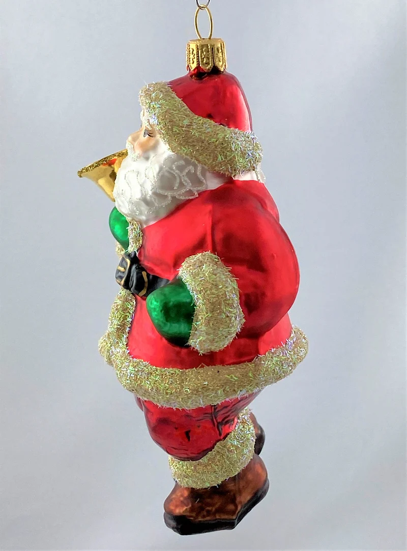 Weihnachtsmann ruft die KInder mit der Glocke zur Bescherung
