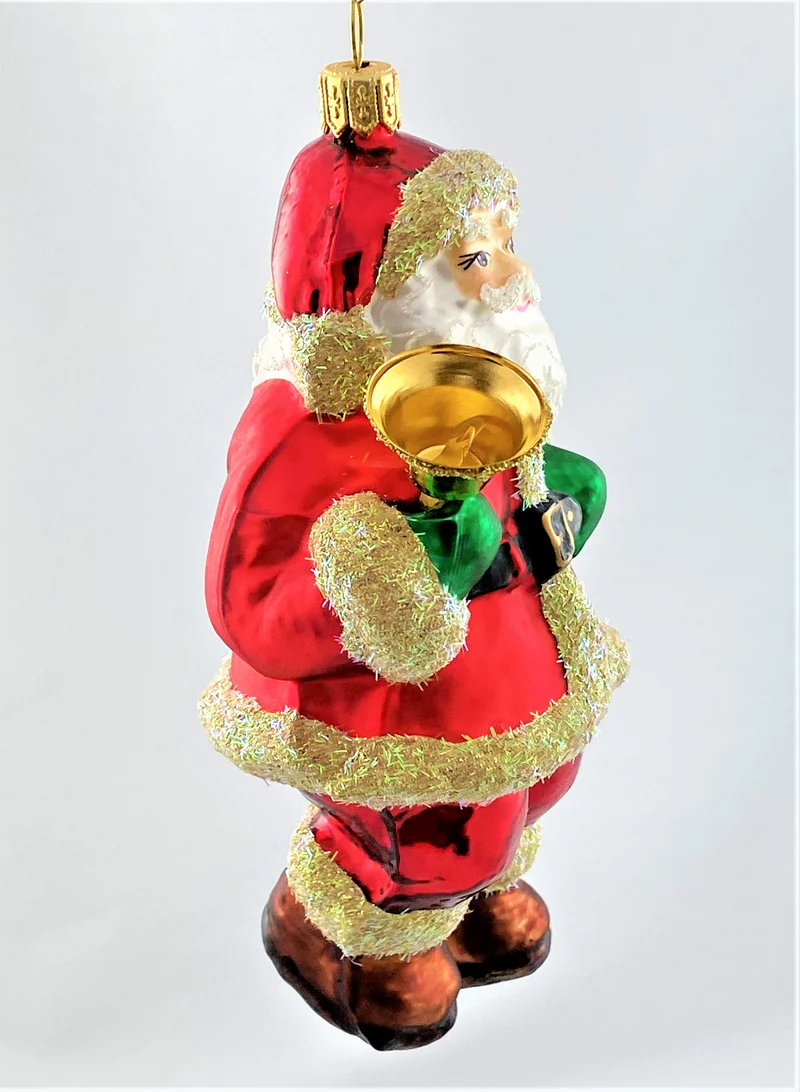 Weihnachtsmann ruft die KInder mit der Glocke zur Bescherung