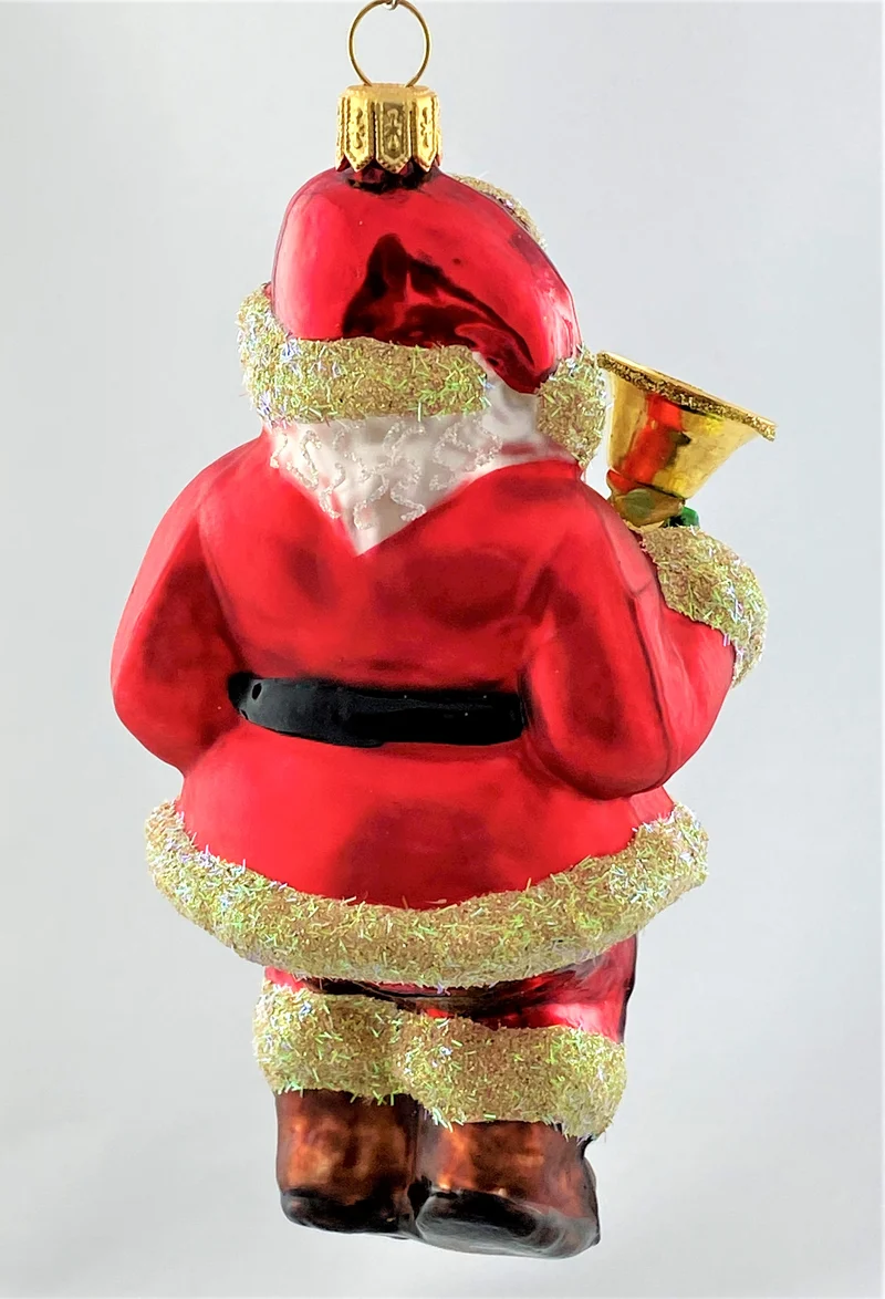 Weihnachtsmann ruft die KInder mit der Glocke zur Bescherung