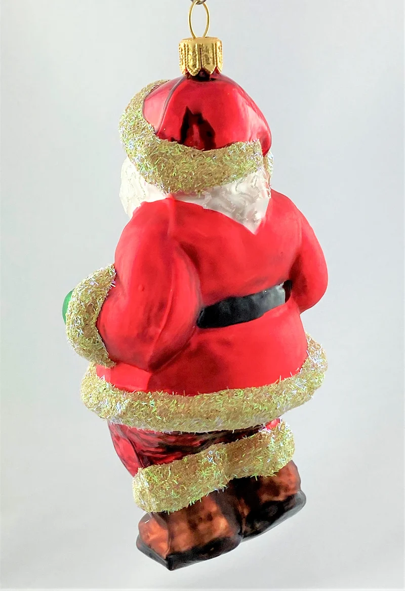 Weihnachtsmann ruft die KInder mit der Glocke zur Bescherung