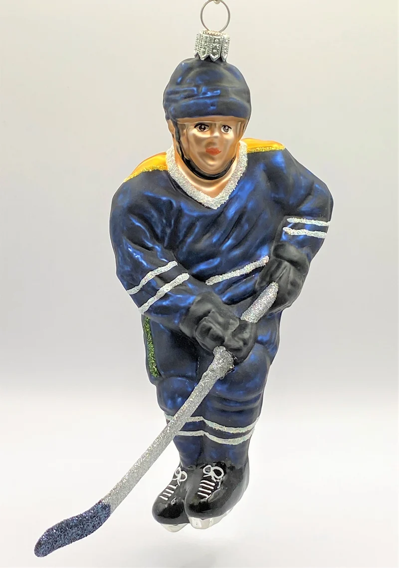 Schweizer Eishockey Spieler in dunkelblauem Trikot mit gelbem Streifen