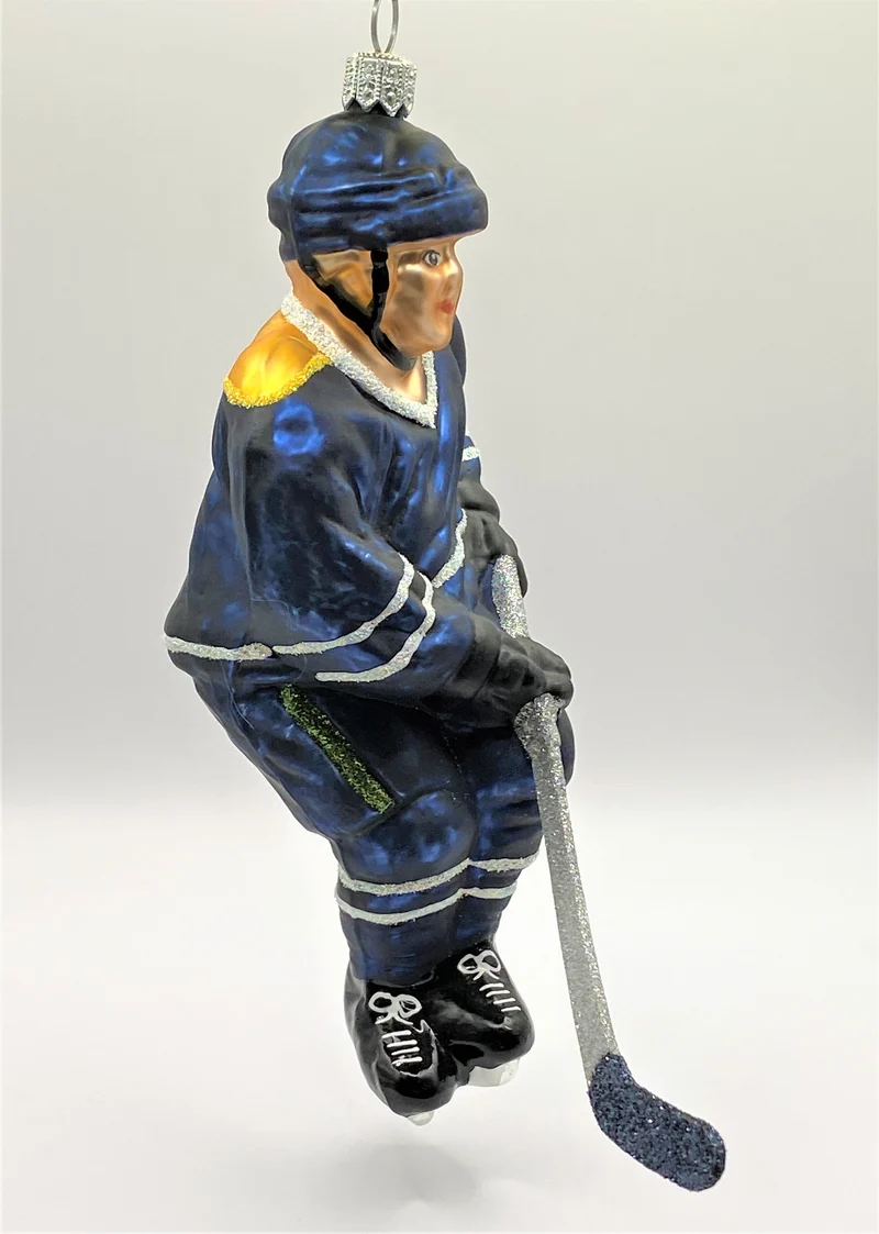Schweizer Eishockey Spieler in dunkelblauem Trikot mit gelbem Streifen