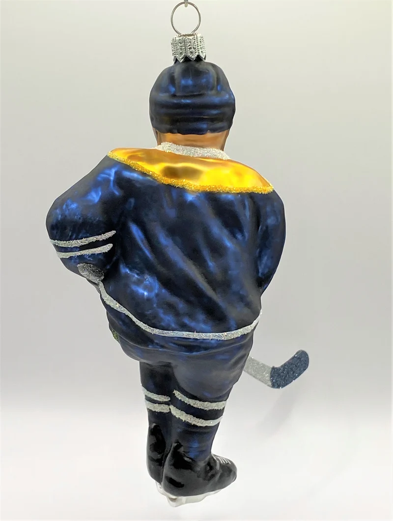 Schweizer Eishockey Spieler in dunkelblauem Trikot mit gelbem Streifen