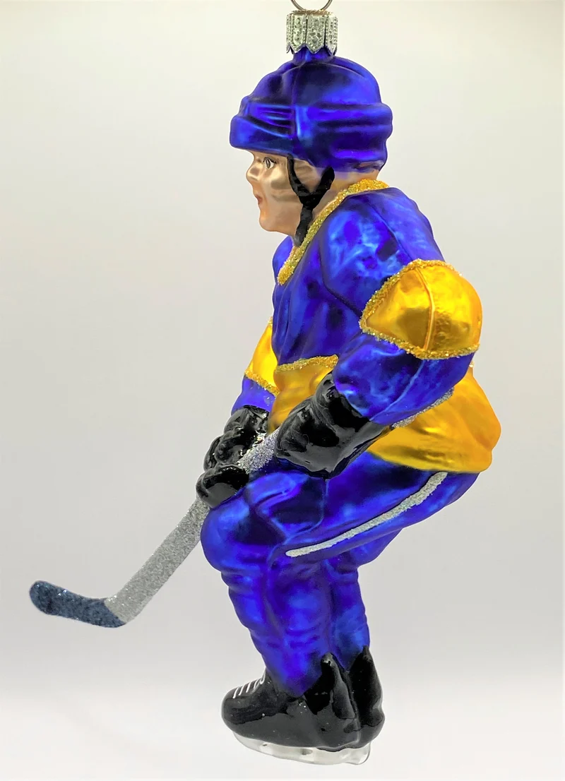 Schweizer Eishockey Spieler in blauem Trikot mit gelben Streifen