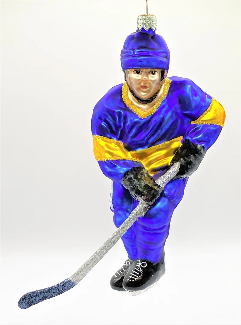 Schweizer Eishockey Spieler in blauem Trikot mit gelben Streifen