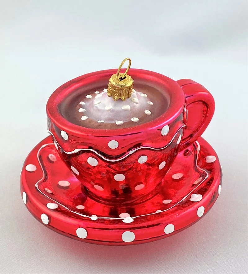 Heisse Schokolade in roter, weiss getupfter Tasse, Capuccino