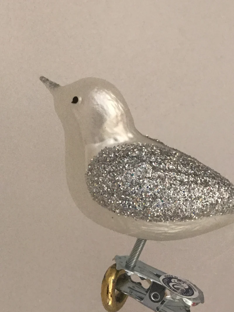 Weisser Vogel mit Silberglimmer-Flügeln