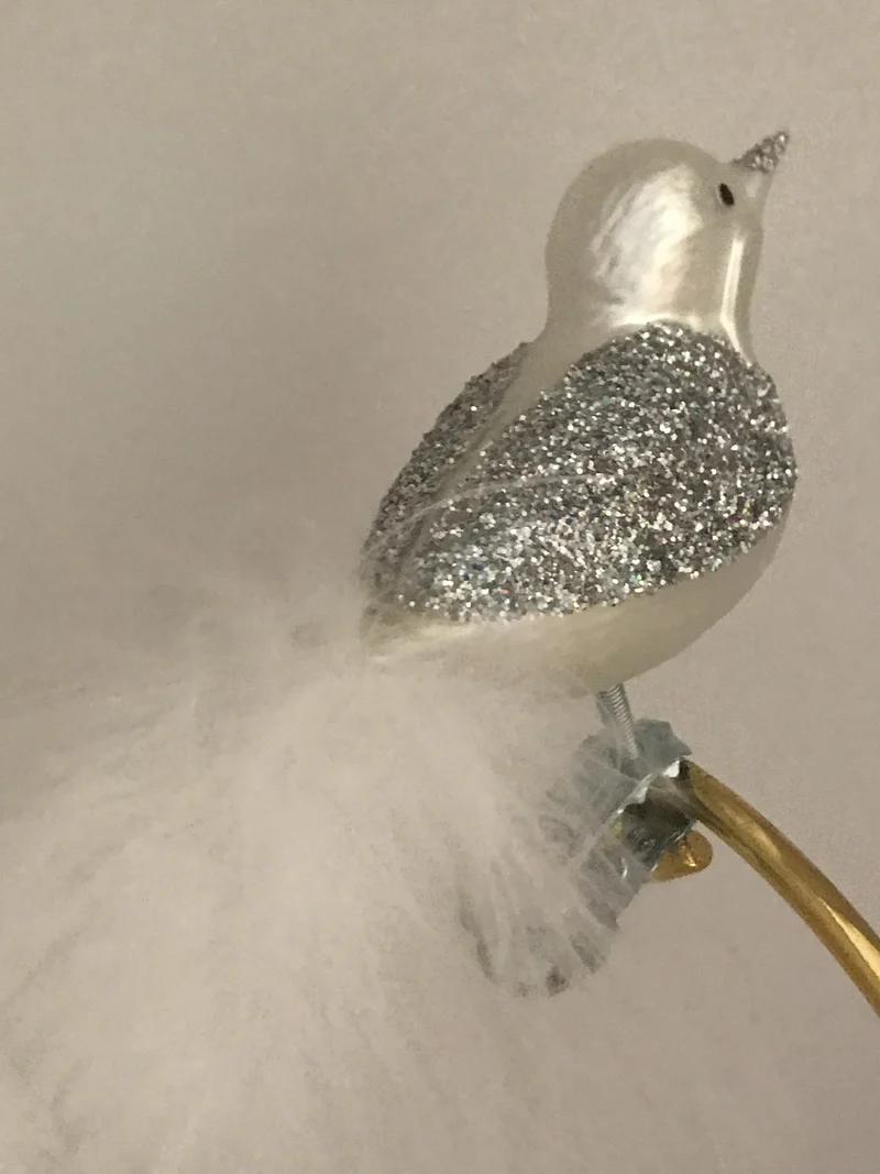 Weisser Vogel mit Silberglimmer-Flügeln