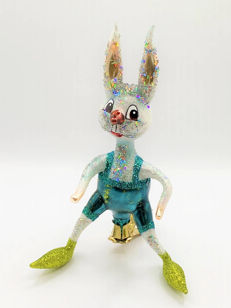Osterhase in blauen Hosen auf Clip