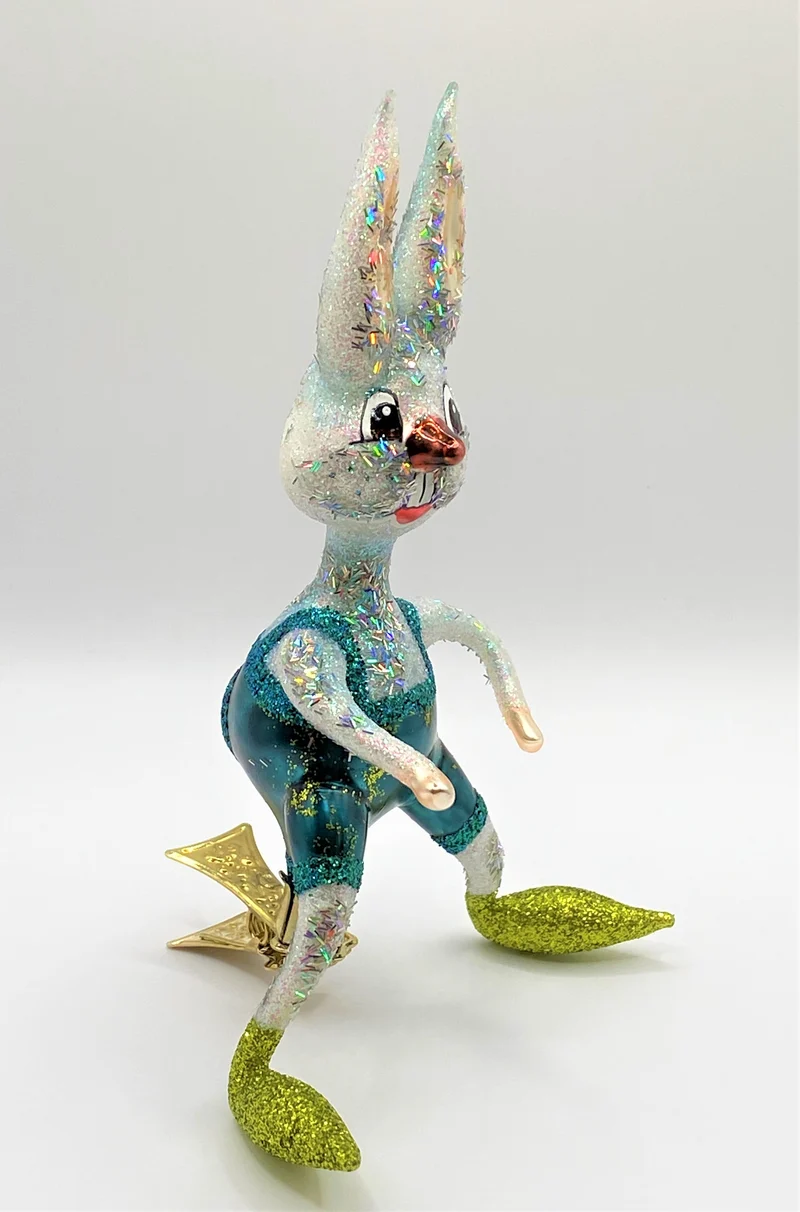 Osterhase in blauen Hosen auf Clip