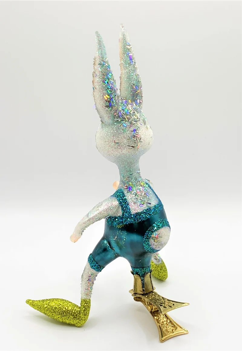 Osterhase in blauen Hosen auf Clip