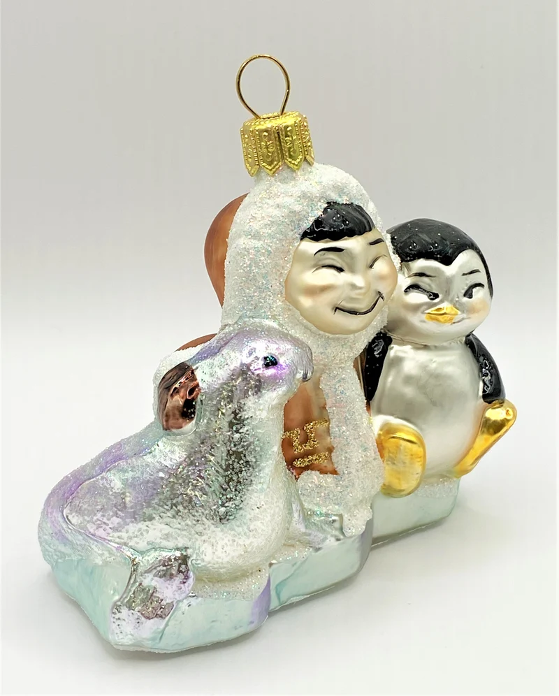 Inuit Junge spielt mit Robbe und Pinguin