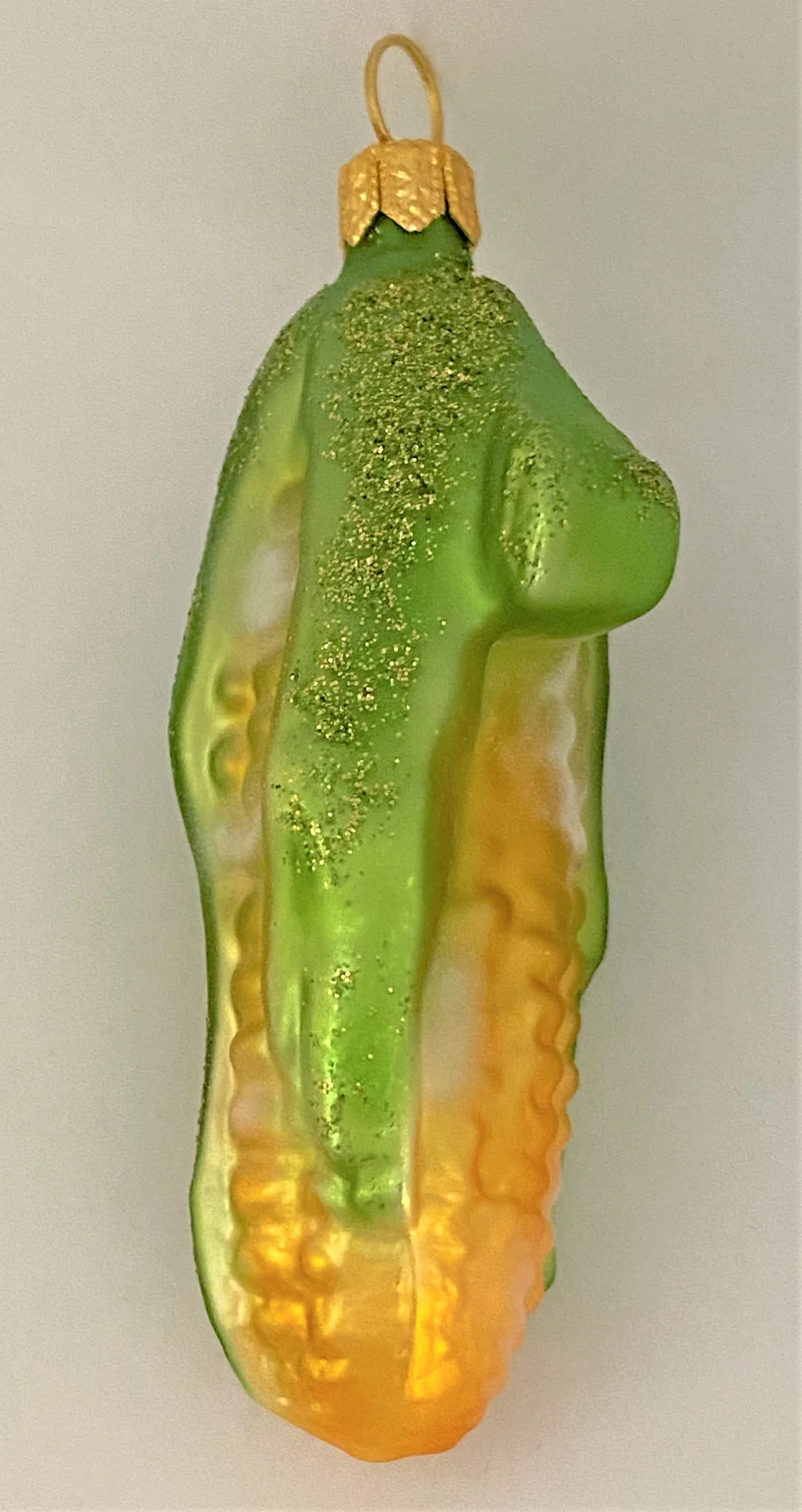 Maiskolben mit grünen Blättern