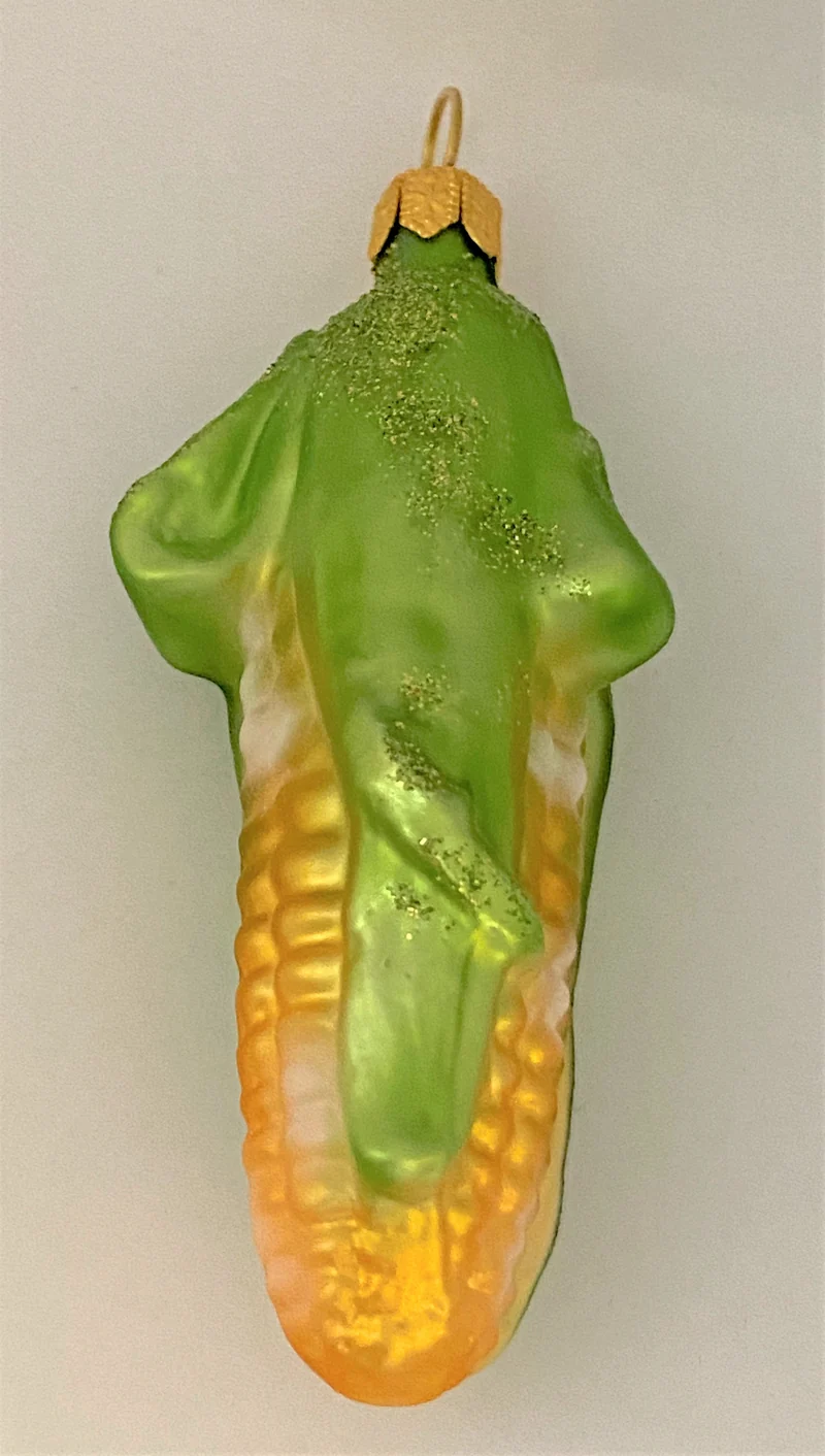 Maiskolben mit grünen Blättern