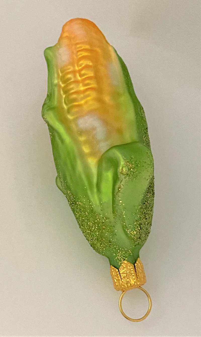 Maiskolben mit grünen Blättern