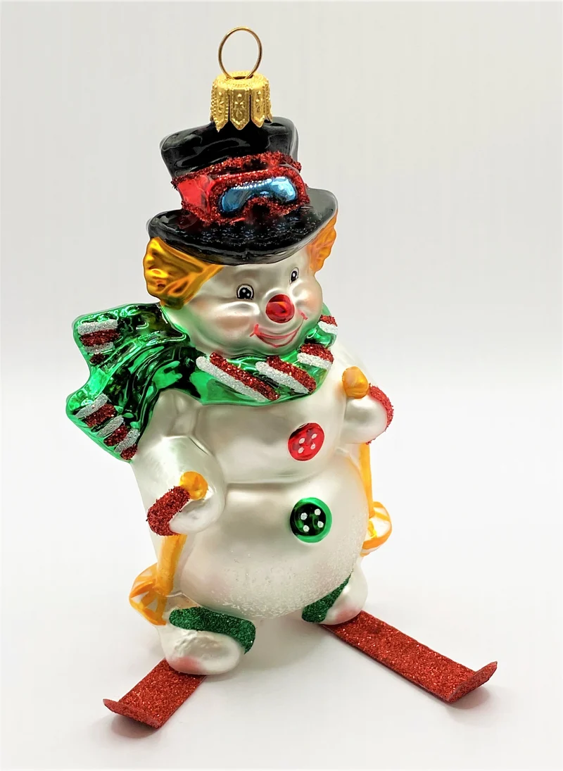 Fröhlicher Schneemann fährt Ski