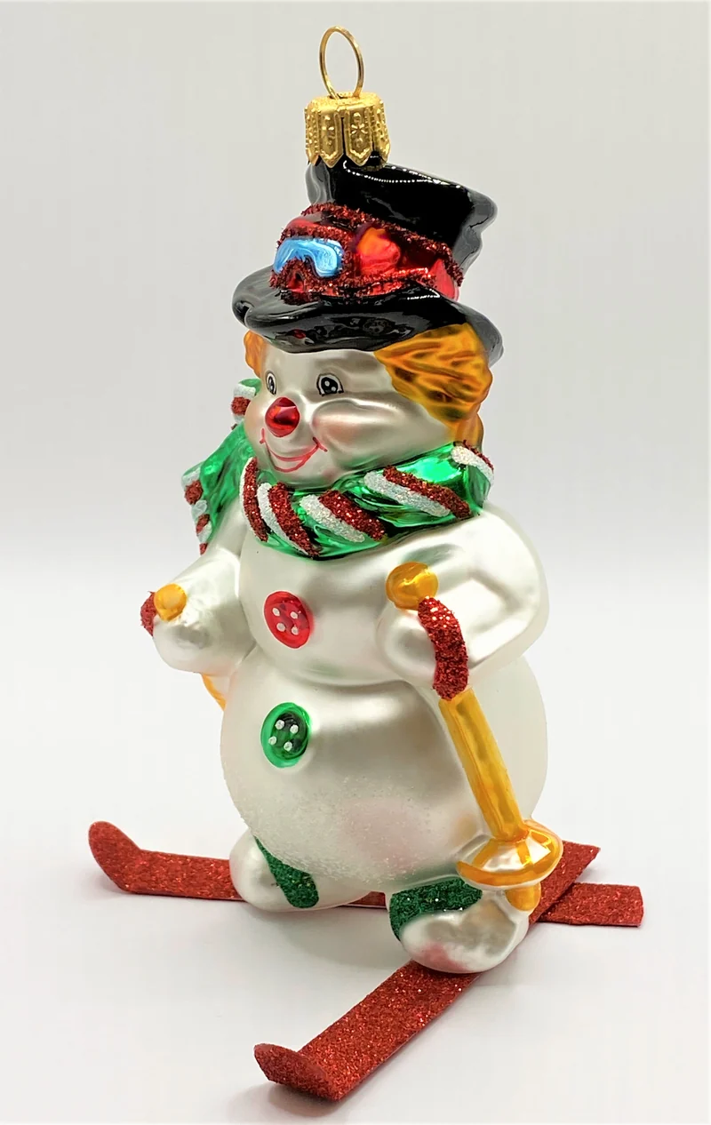 Fröhlicher Schneemann fährt Ski