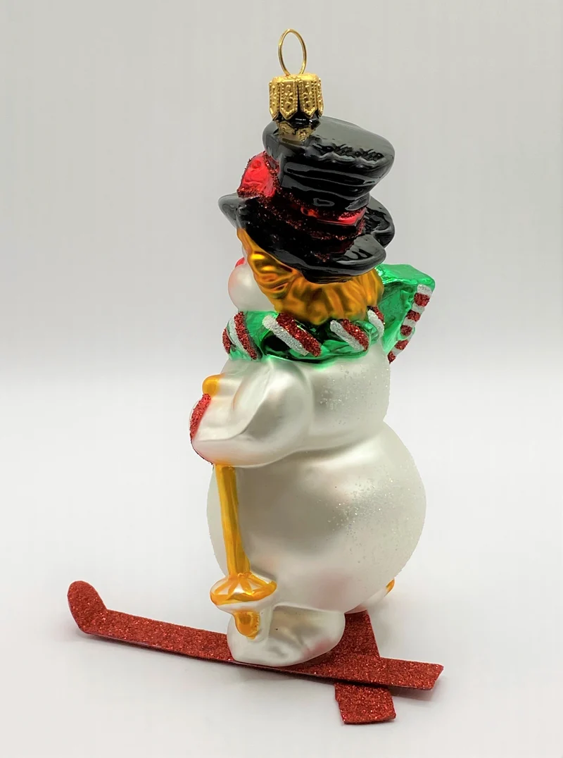 Fröhlicher Schneemann fährt Ski