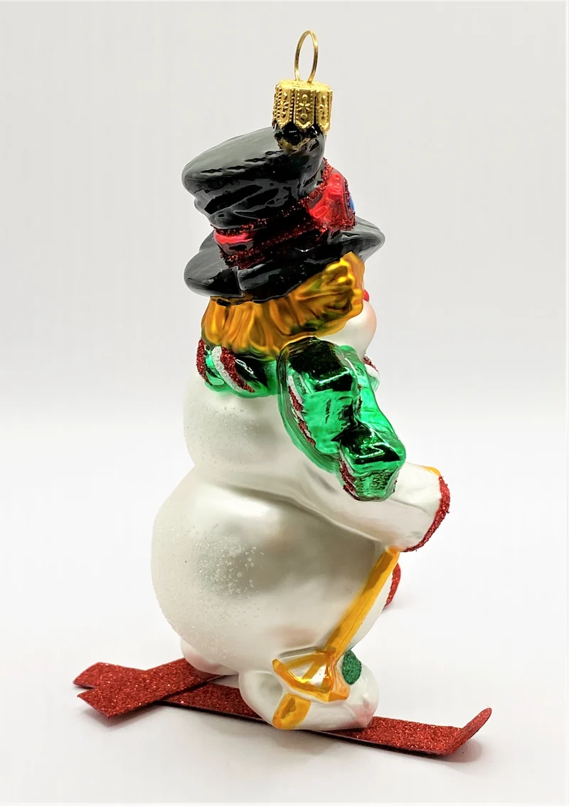 Fröhlicher Schneemann fährt Ski