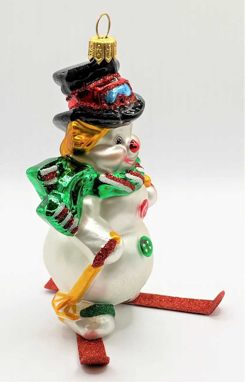 Fröhlicher Schneemann fährt Ski