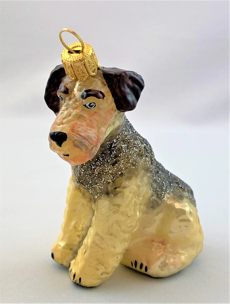 Sitzender Airedale Terrier
