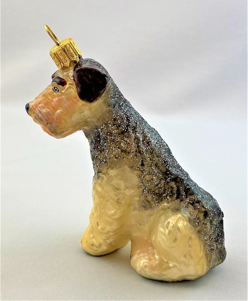 Sitzender Airedale Terrier